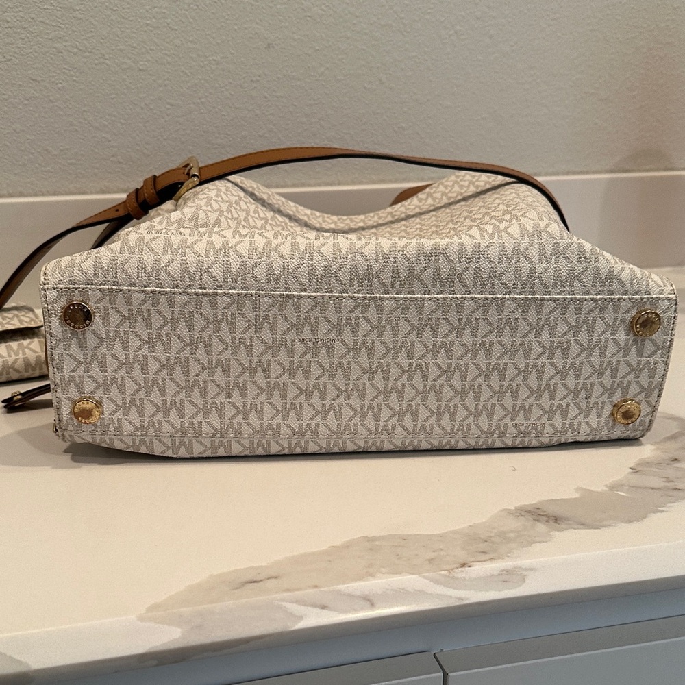 Michael Kors Cream and Tan Logo Hobo Tote and Matching Wallet - Picture 11 of 13